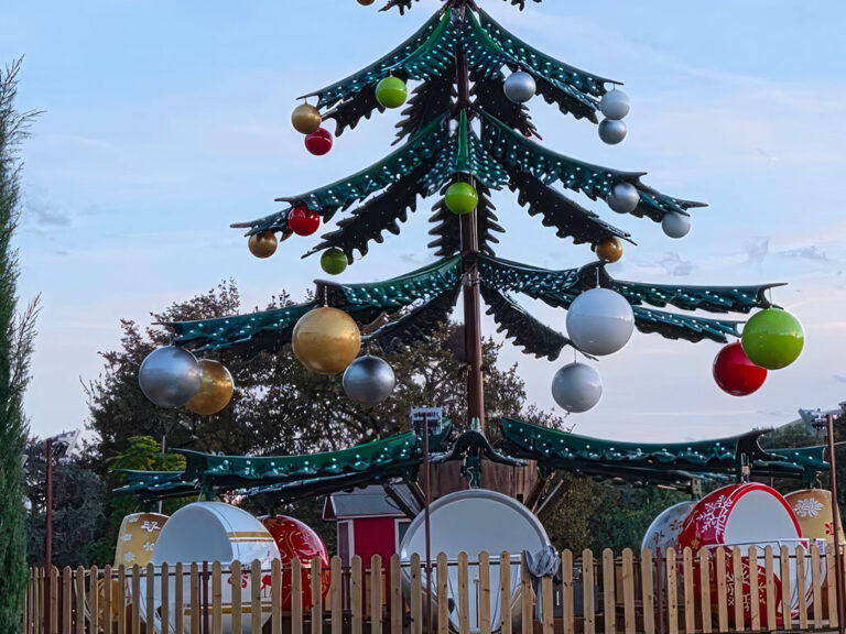 Una giostra che reinterpreta il Natale